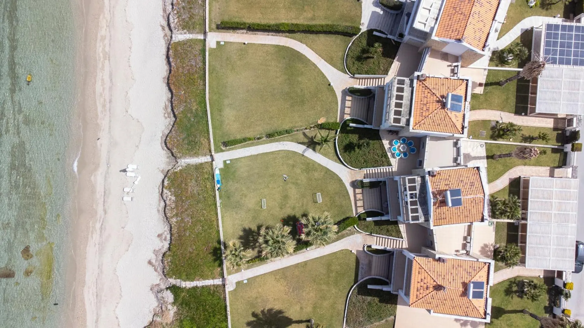 Villa Alpha - Beachfront, Steps From Mamalouka And Blue Carpet Pefkochori
