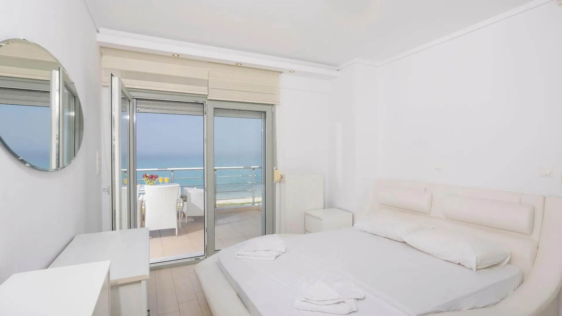 Villa Alpha - Beachfront, Steps From Mamalouka And Blue Carpet Pefkochori