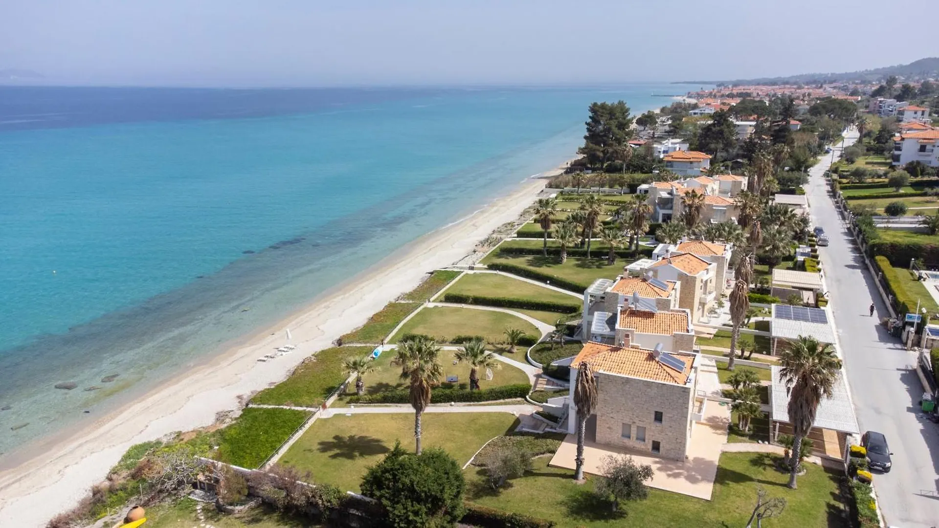 Villa Alpha - Beachfront, Steps From Mamalouka And Blue Carpet Pefkochori