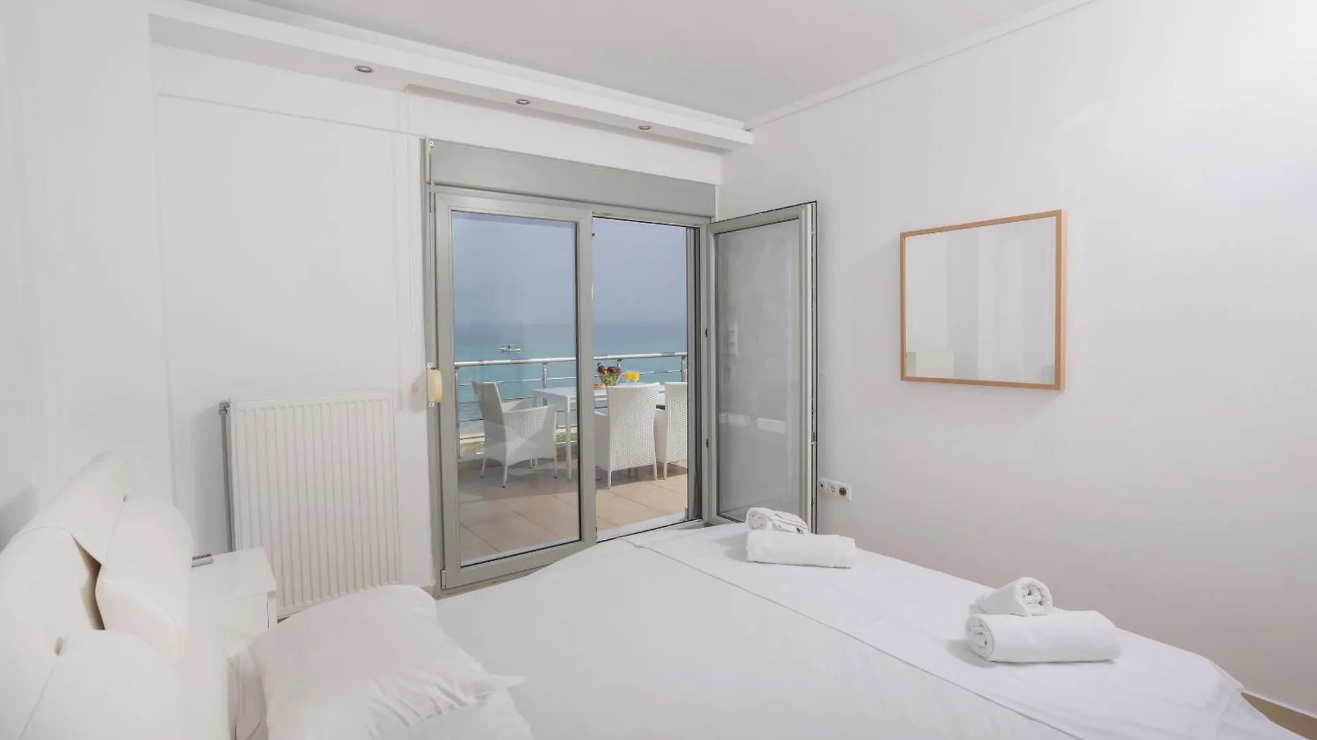 Villa Alpha - Beachfront, Steps From Mamalouka And Blue Carpet Pefkochori