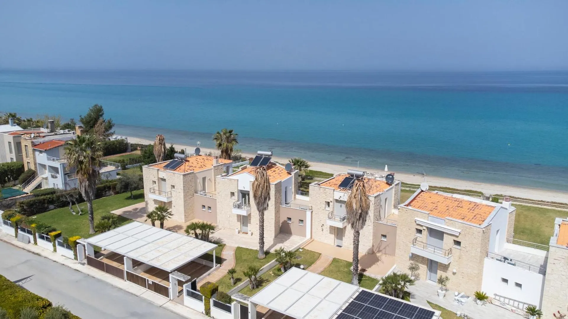Villa Alpha - Beachfront, Steps From Mamalouka And Blue Carpet Pefkochori